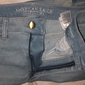 AE Light Wash Ripped Hi-Rise Jegging Jeans